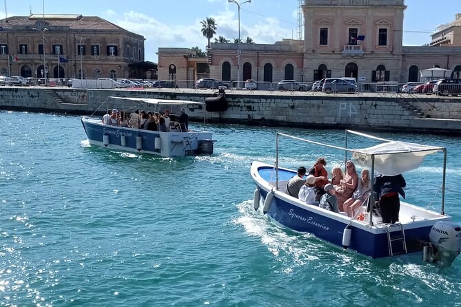 Private boat tour with prosecco and fresh fruit - A 2-hour private boat that turns Syracuse into a water story
