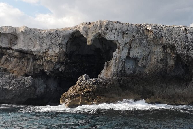 Private boat tour with prosecco and fresh fruit - Price and value at about $108.43 per person