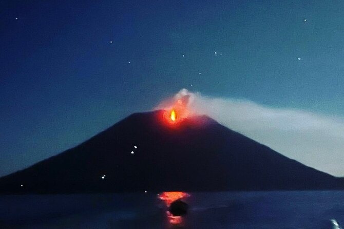 Sciara del Fuoco from the sea, night tour SMALL GROUP - When the eruption show is small, you still get value