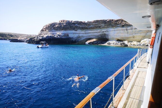 SciatumiaDay boat tour to Lampedusa with typical lunch - Lampedusa lunch in a cove: a fish meal served like a restaurant