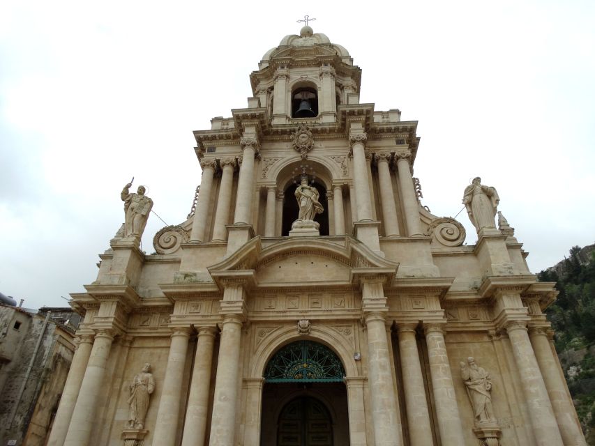 Scicli: Guided Walking Tour in Baroque City Center - San Giovanni Evangelista and the Christ in a skirt painting