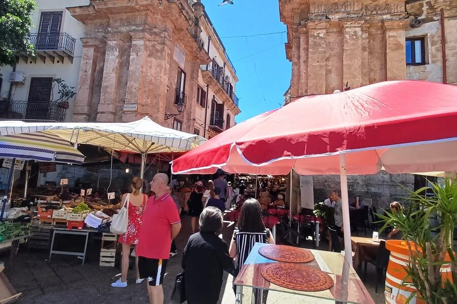 Scopri il Cuore di Palermo: arte, monumenti e mercati - Starting at Via Cavour, getting your bearings in the center