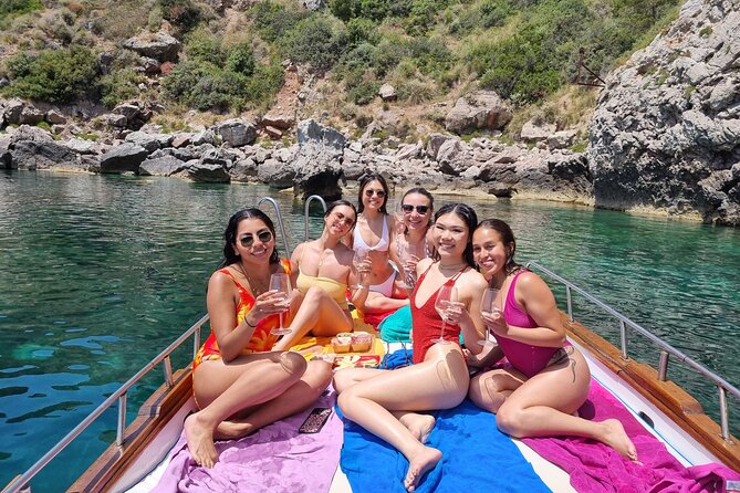 Sicilian wine tasting on the boat in Taormina - From Taormina to the open water: the core idea