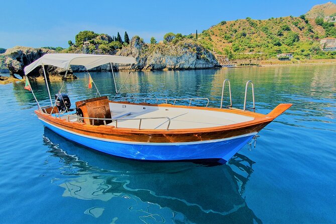 Sicilian wine tasting on the boat in Taormina - Stop 2 Lido Mazzarò: a classy bay for an easy swim