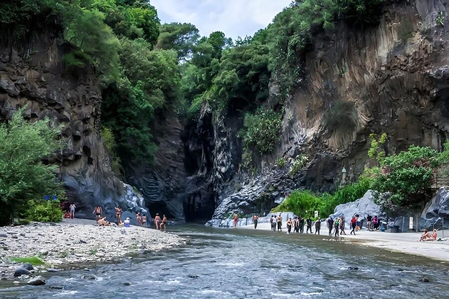 Sicily: Etna and Alcantara Gorges Full-Day Tour with Lunch - Lunch in an Etnean restaurant, plus a village pause