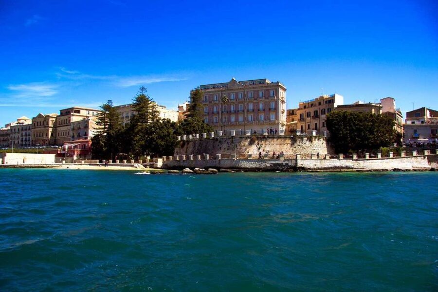 Siracusa: Ortygia Island Boat Tour with Grotto Visit - The swim stop: when you can actually cool off