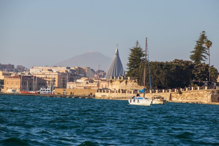Siracusa: Ortygia Island Boat Tour with Grotto Visit - Shared group versus private boat ride: which suits your style?