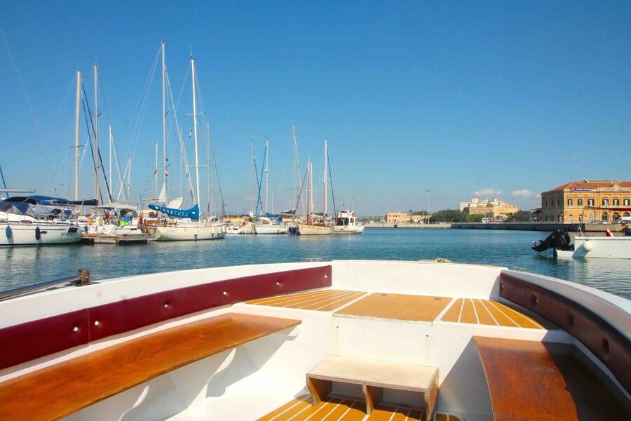 Siracusa: Ortygia Island Boat Tour with Grotto Visit - Price and value: why $29 for a grotto-and-cruise hour can work