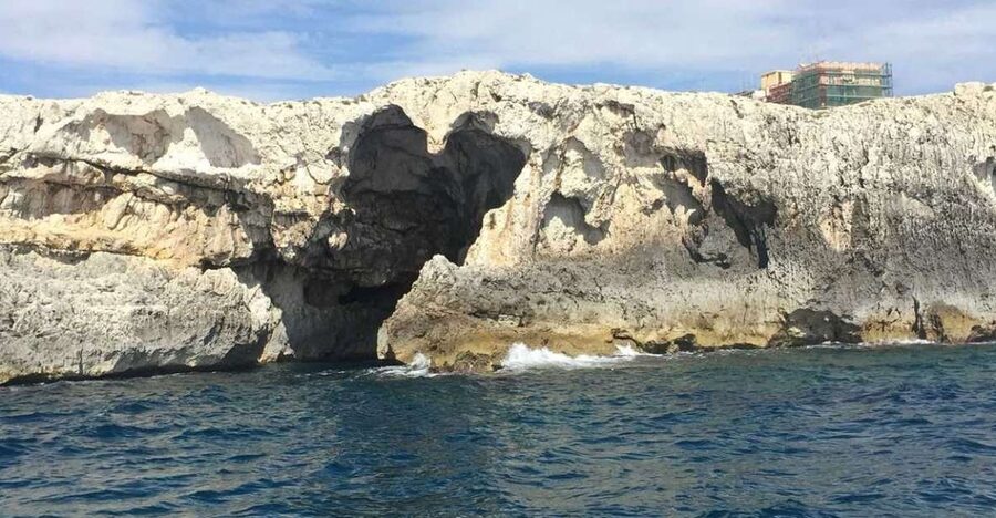 Siracusa: Ortygia Island Boat Tour with Grotto Visit - What you actually see on the Ortigia cruise: bridges, palaces, prisons, and castles
