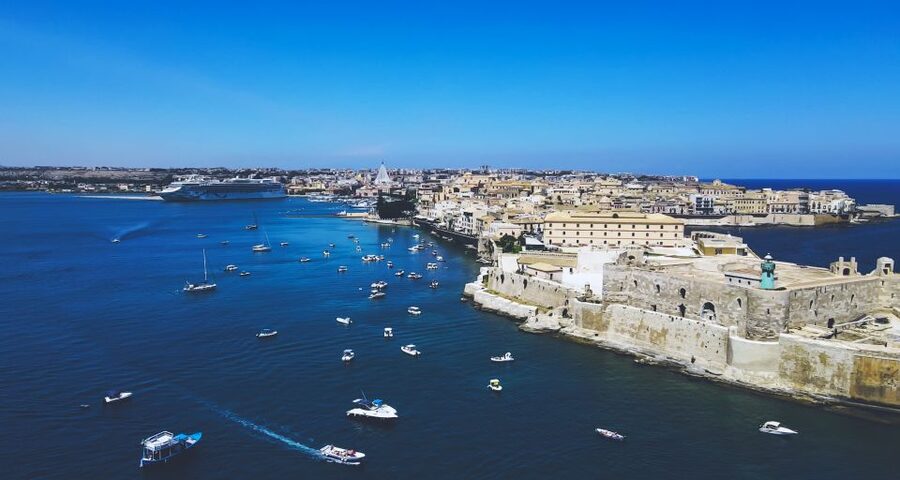 Siracusa: Private Boat Excursion to Ortigia with Prosecco - Arethusa Fountain Views and Maniace Castle From the Water