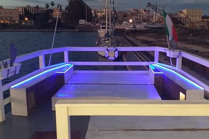 Sunset boat tour with aperitif and swimming break - 5 pm in Siracusa: why the timing works