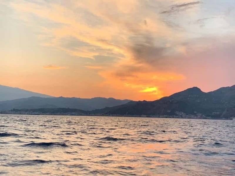 Sunset tour in search of dolphins with aperitif - Food, Prosecco, Music, and the Party-Lite Mood
