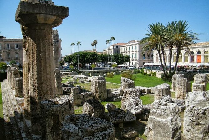 Syracuse and Ortygia Island Day Trip from Taormina - Syracuse Cathedral in Piazza del Duomo: short stop, easy win