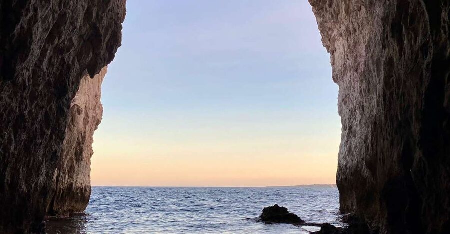 Syracuse: Boat tour Ortigia island,seacaves and Explanations - The cave sequence: Capuchins, corals, the heart, stalactites
