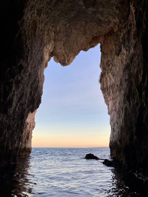Syracuse: Boat tour Ortigia island,seacaves and Explanations - Pictures of the coast: when to shoot and what to watch