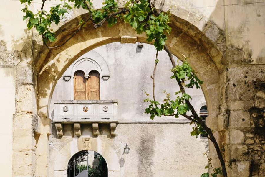 Syracuse: Exclusive Sicilian Wine Tasting Experience - Getting oriented at Azienda Agricola Pupillo, then heading into the vineyards