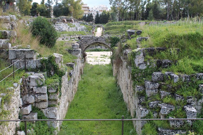Syracuse & Noto - Day Tour from Taormina - Guide quality and multilingual timing, where the day can speed up or drag