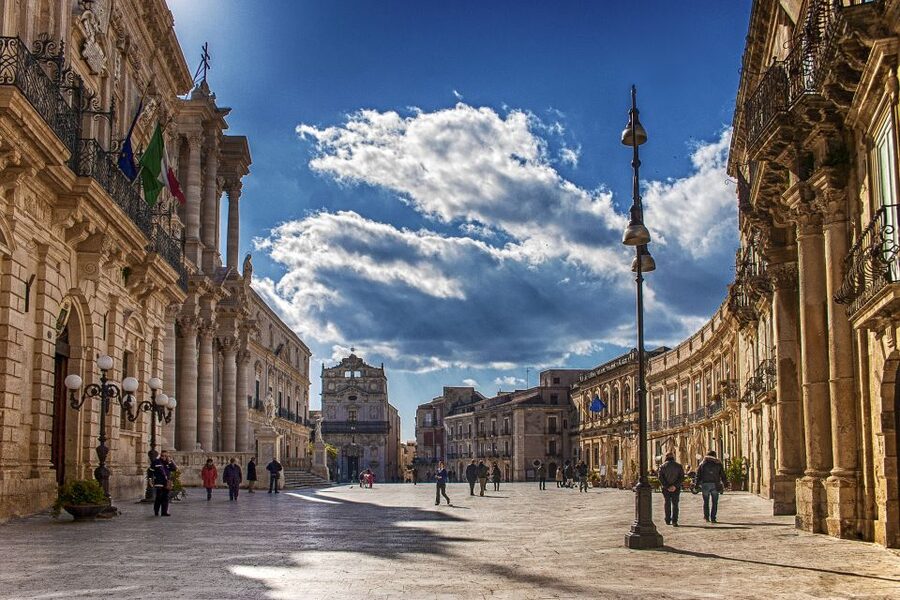 Syracuse: Ortigia Classic Walking Tour - Entering Ortigia the right way: the Temple of Apollo start