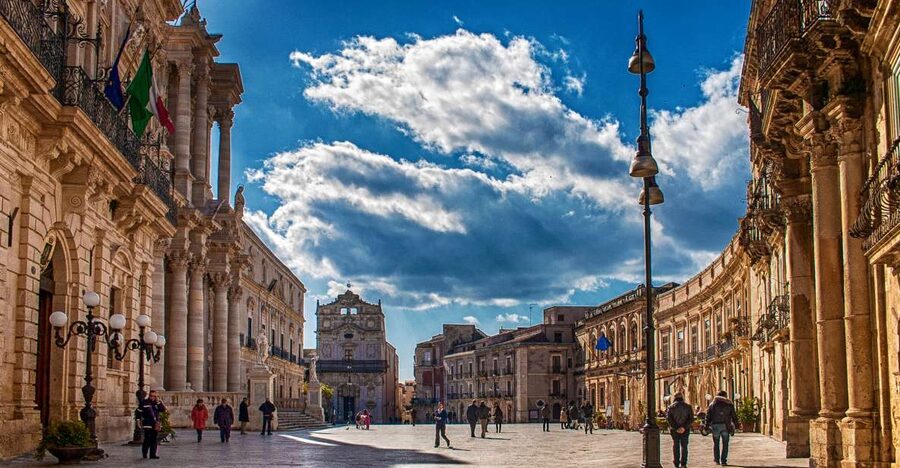 Syracuse: Ortigia Classic Walking Tour - Piazza Duomo: the cathedral built on ancient Greek foundations