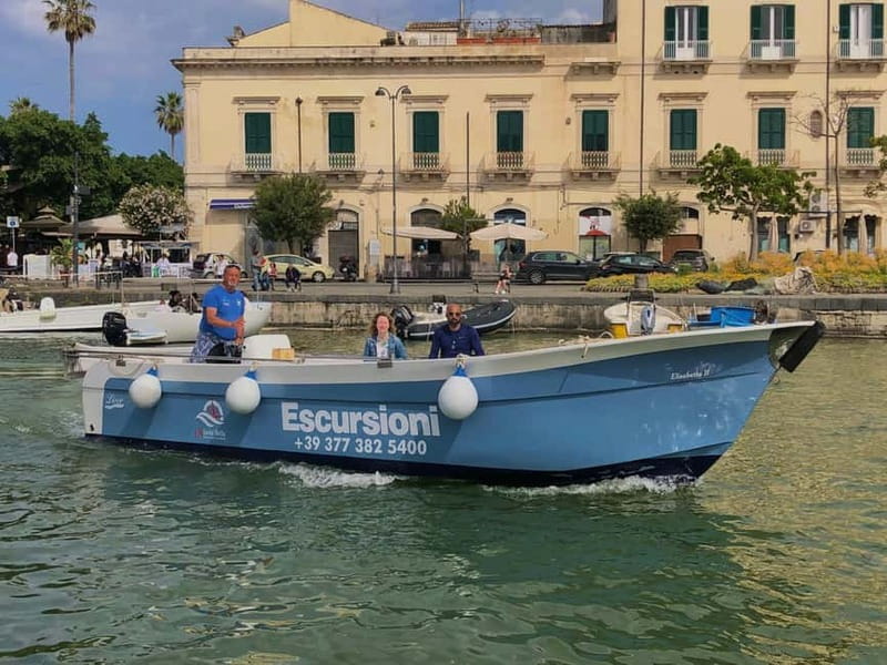 Syracuse: Ortigia Island and Sea Caves Boat Tour with Drinks - The guide experience: live narration plus audio tracks