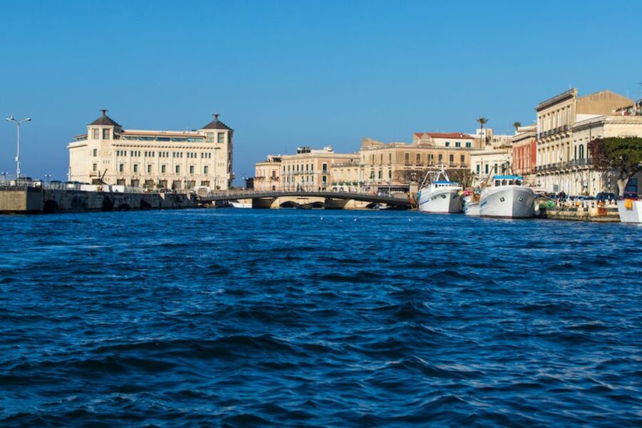Syracuse: Ortigia Island Boat Tour with Lunch and Wine - Syracuse to Ortigia by boat: quick, scenic, and actually fun