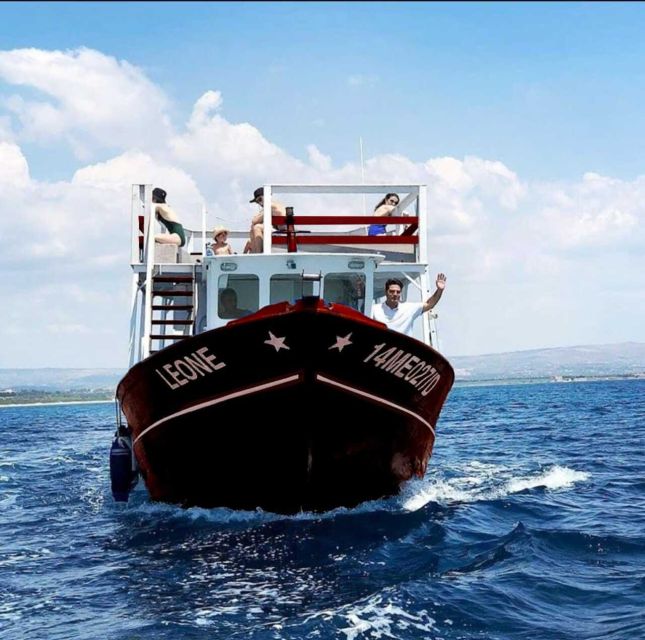 Syracuse: Ortigia Island Boat Tour with Lunch and Wine - Maniace Castle and the Syracuse sea caves from offshore