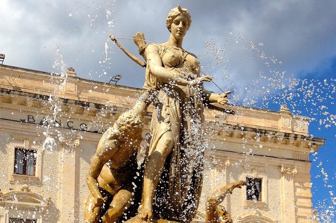 Syracuse, Ortigia & Noto - Ortigia Peninsula on Foot: Temple of Apollo to Piazza Duomo to Fonte Aretusa