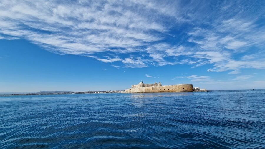 Syracuse: Pillirina, Ortigia, and Sea Caves Tour by Boat - First sailing moments: Monumento ai caduti dAfrica photo stop