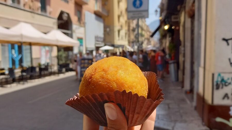 Syracuse: Street Food Walking Tour in Ortigia with Tastings - Pacing, group size, and how much food is actually involved