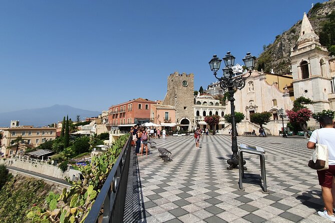 Taormina: A Self-Guided Audio Tour of Sicily’s Hilltop Town - Vicolo Stretto, the narrowest street feeling