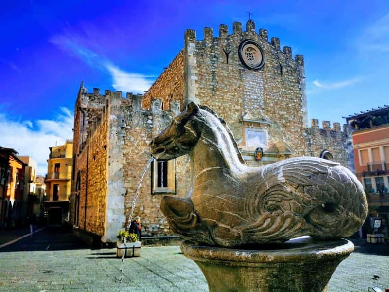 Taormina: Guided Walking Tour - Corso Umberto I and the gates: how the town’s structure makes sense