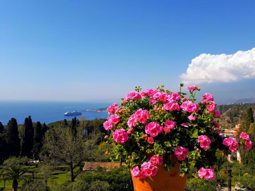 Taormina: Guided Walking Tour - Viccolo Stretto, the smallest street in Europe and a fun break