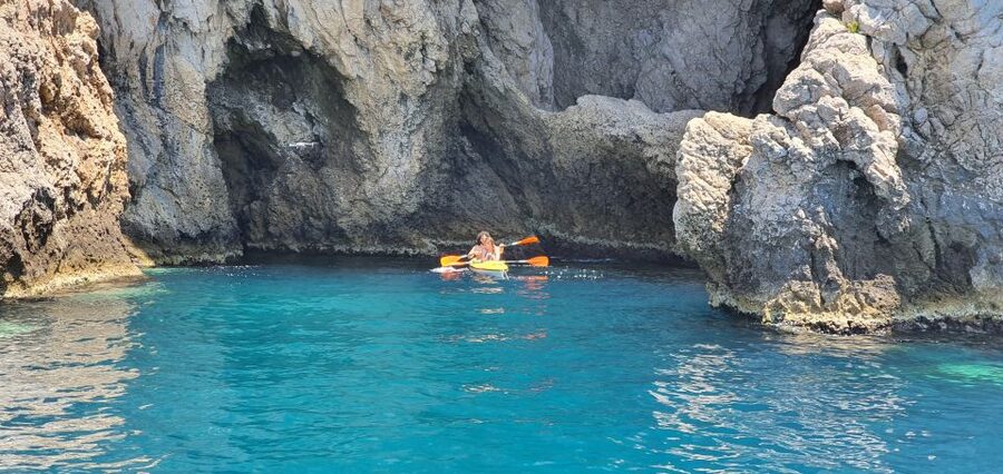 Taormina: Kayak Coastal Tour to Isola Bella and Blue Grotto - Finding the meeting point at Giardini Naxos, Teocle Statue beach