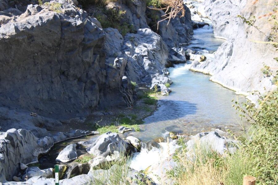Taormina/Naxos: Mount Etna & Alcantara Gorges Tour w/ Pickup - Guides, Languages, and How Explanations Improve the Views