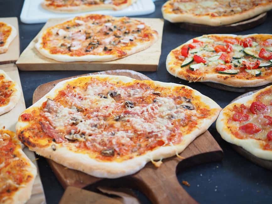 Taormina: Pizza Making Class with Lunch and Wine Tasting - Meeting at Porta Messina, then going from street to stone-oven mode