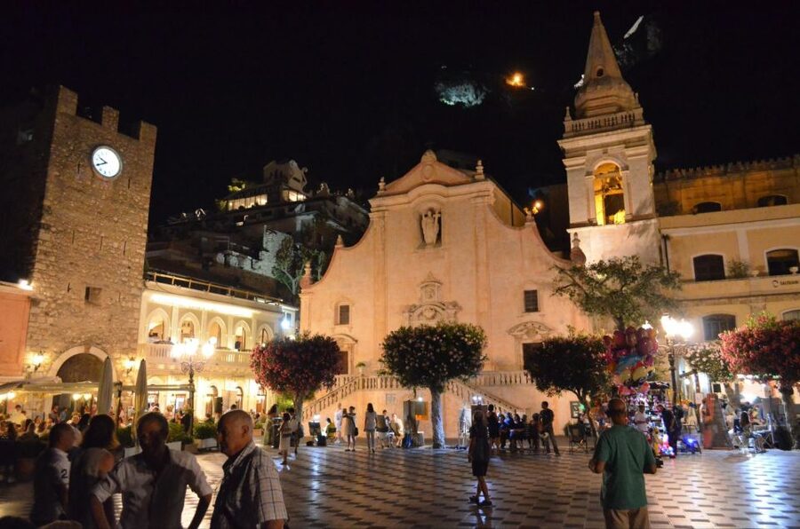 Taormina: Sunset Walking Tour & Aperitif on Rooftop Terrace - How the small-group setup keeps the evening feeling local
