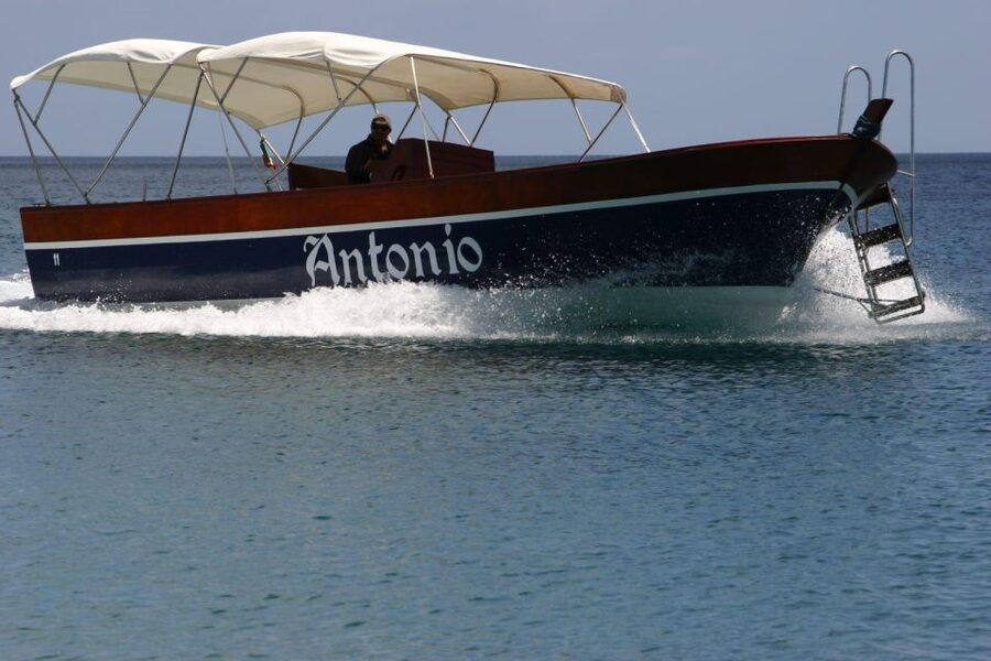 Tour di Giardini Naxos/Taormina, Isola Bella, Grotta Azzurra - Captain Antonio’s storytelling, and what makes it feel personal