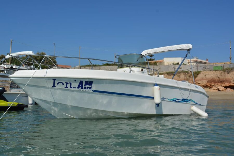 Tour in barca privata da Avola a Marzamemi con snorkeling - Aperitivo on board and the return wine: included food that keeps the day easy