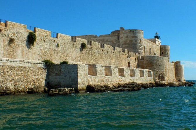 Tour of the island of Ortigia and exploration of sea caves with baths. - Why Ortigia looks different from the sea