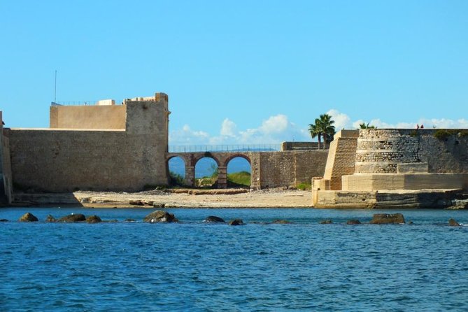 Tour of the island of Ortigia and exploration of sea caves with baths. - The swim off the boat: clear water, short window, real rules