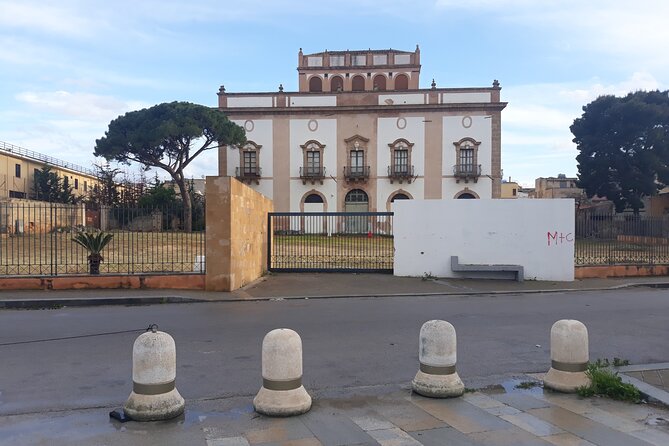 Tour of Villa Palagonia and Street Food itinerary in Bagheria - The built-in free time for street food snacks