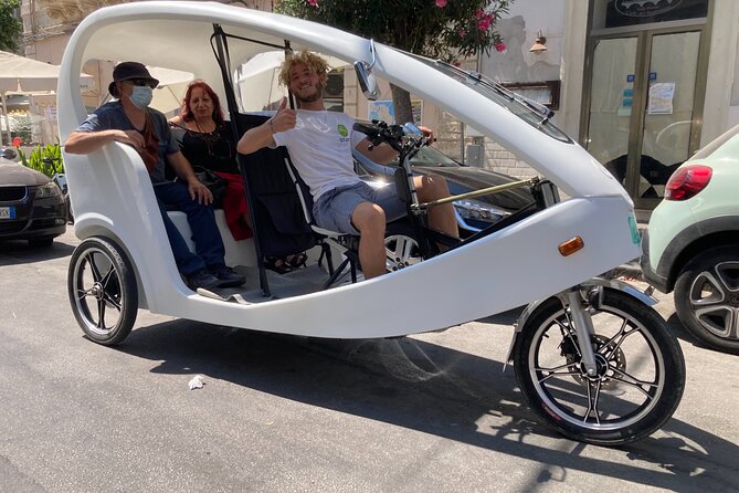 Velobike tour ecologico guidato con soste per visitare i monument - Stop 1 in Ortigia: Apollo, fountains, the Duomo zone, and the fortifications