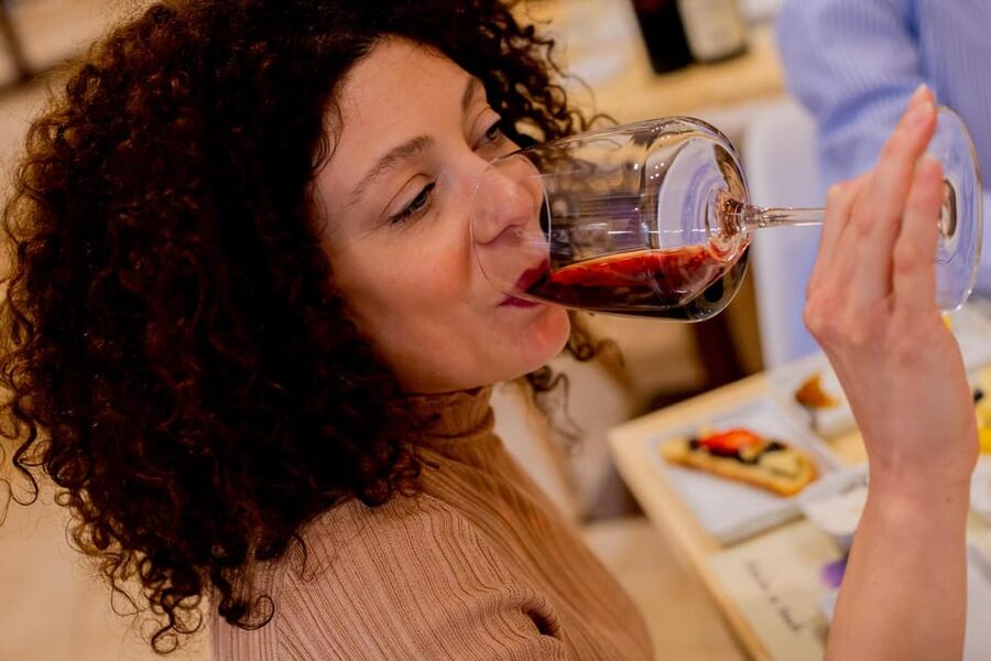 Wine tasting in Catania Historic center - Pacing and note-taking: how to enjoy it even if it moves fast