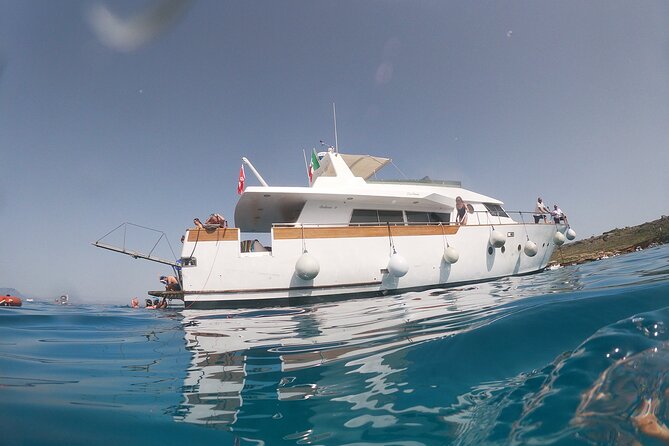 Yacht excursion Shalimar IV - Stop 1: Cala Rossa and Favignana, two-island cave country